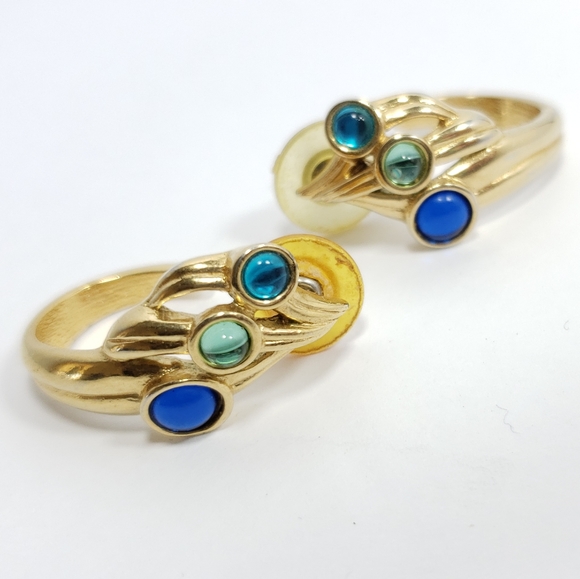 Trifari Jewelry - Stunning TRIFARI earrings